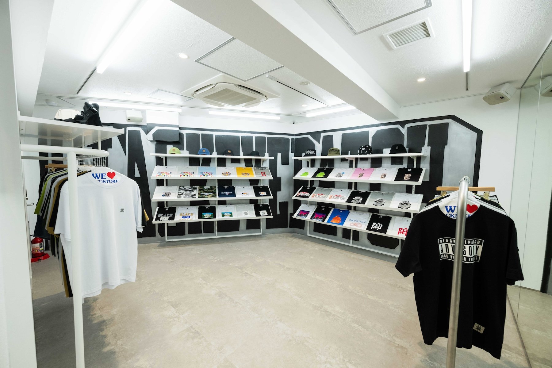 ✨極美品✨BlackEyePatch ボンバージャケット 取扱い注意 黒・白 A BATHING APE® × BlackEyePatch | 株式会社 ノーウェアのプレス